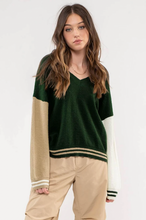 Load image into Gallery viewer, **V-Neck Colorblock 90s Style Light Weight Sweater - Green
